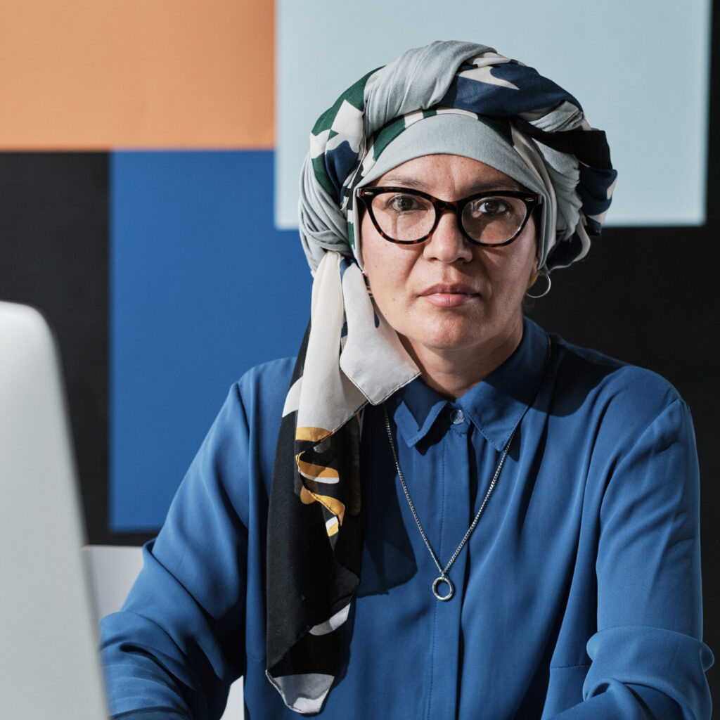 muslim businesswoman typing on computer hzyxd5f scaled.jpg